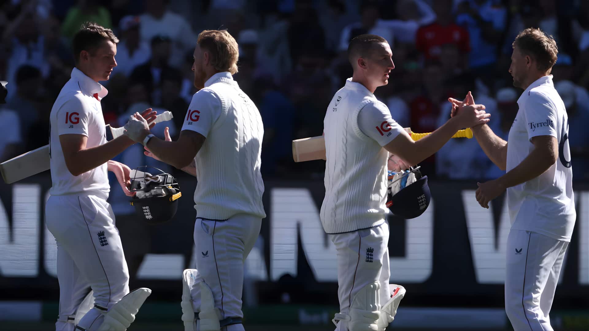 14 ஆண்டுகளுக்குப் பிறகு ஆஸ்திரேலிய மண்ணில் இங்கிலாந்து வெற்றி; இந்தியாவின் உலக சாதனையைச் சமன் செய்தது