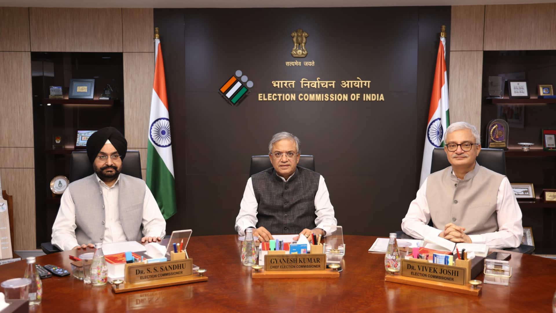 வாக்காளர்கள் நேரில் வரத் தேவையில்லை! SIR சர்ச்சைக்கு மத்தியில் இந்தியத் தேர்தல் ஆணையம் புதிய முடிவு