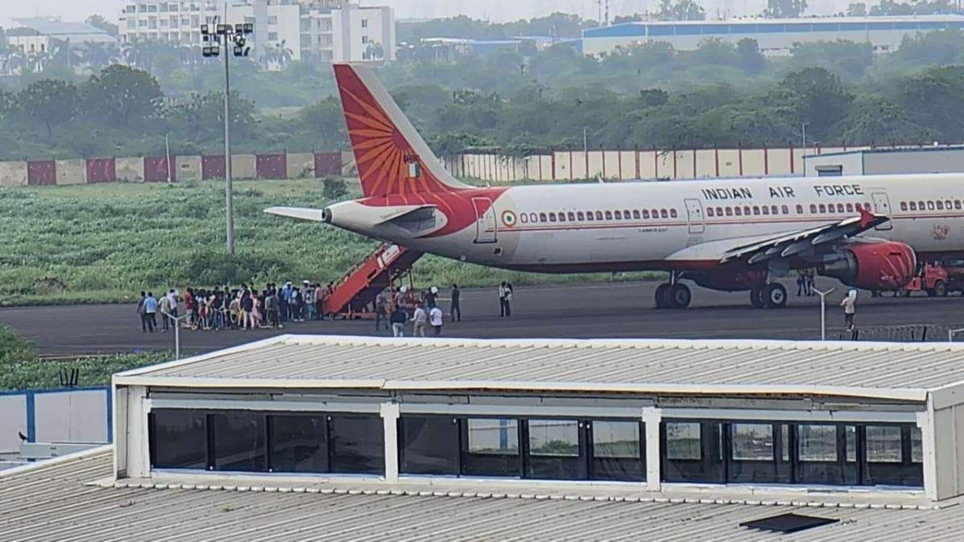 சட்டவிரோதமாக தங்கியிருந்த 250 பங்களாதேஷிகளை கைவிலங்கிட்டு நாடு கடத்தியது இந்தியா சட்டவிரோதமாக தங்கியிருந்த 250 பங்களாதேஷிகளை கைவிலங்கிட்டு நாடு கடத்தியது இந்தியா