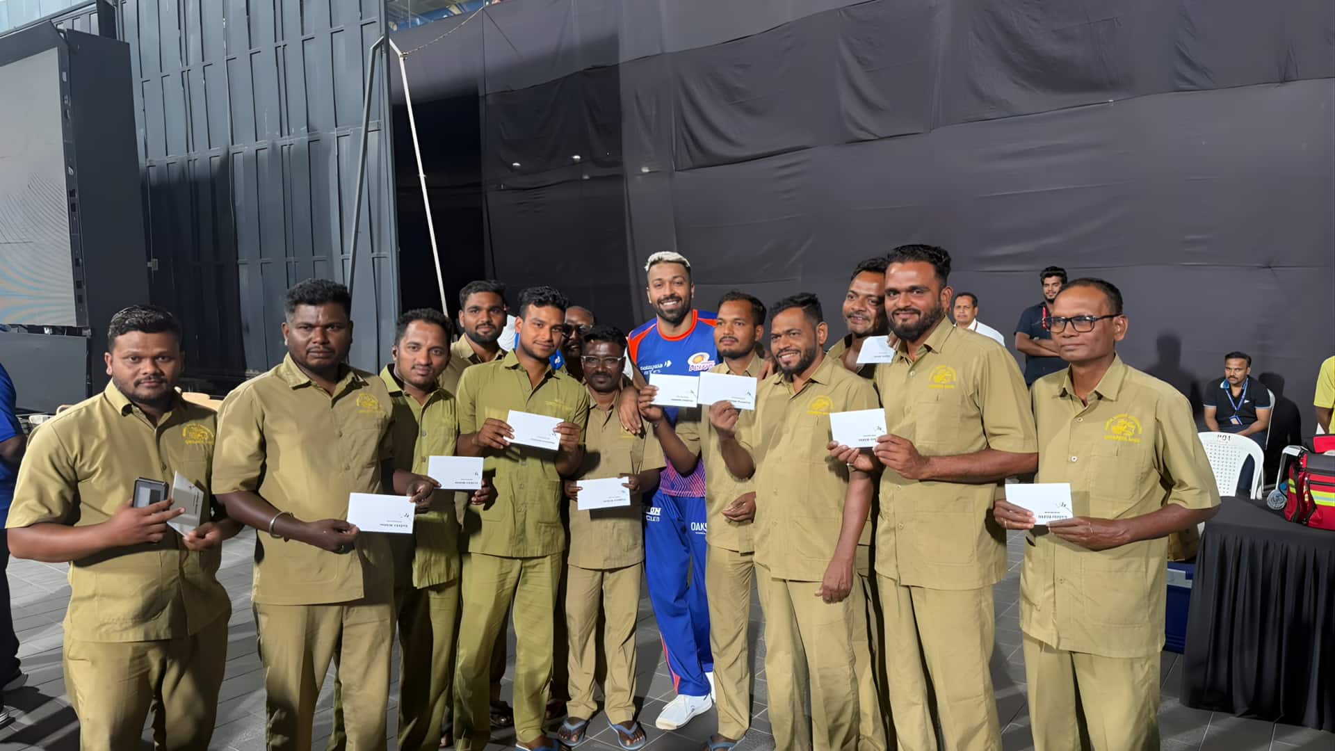 சொன்ன வார்த்தையை காப்பாற்றிய ஹர்திக்! வான்கடே மைதான ஊழியர்கள் ஒவ்வொருவருக்கும் ₹10,000 வழங்கினார்