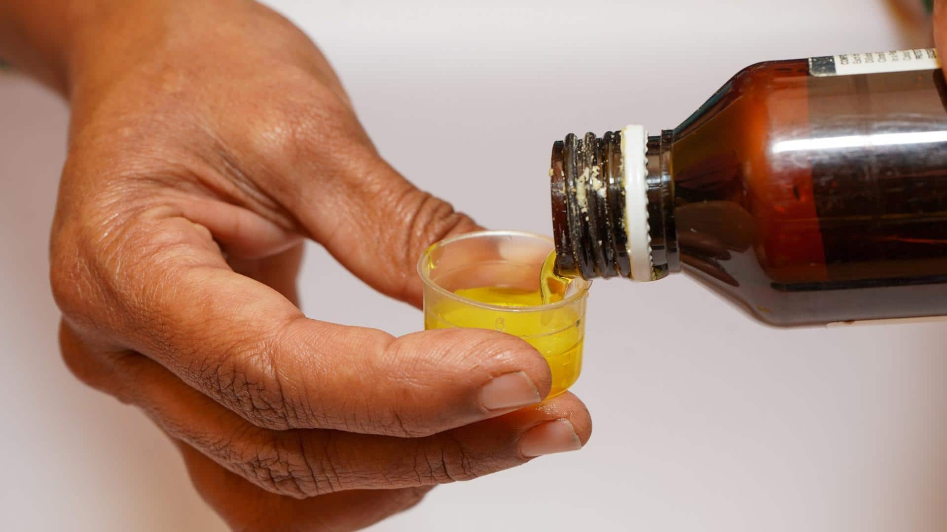 இருமல் மருந்துகள் இனி மருத்துவரின் பரிந்துரையுடன் மட்டுமே விற்கப்படும்: மத்திய அரசு முடிவு