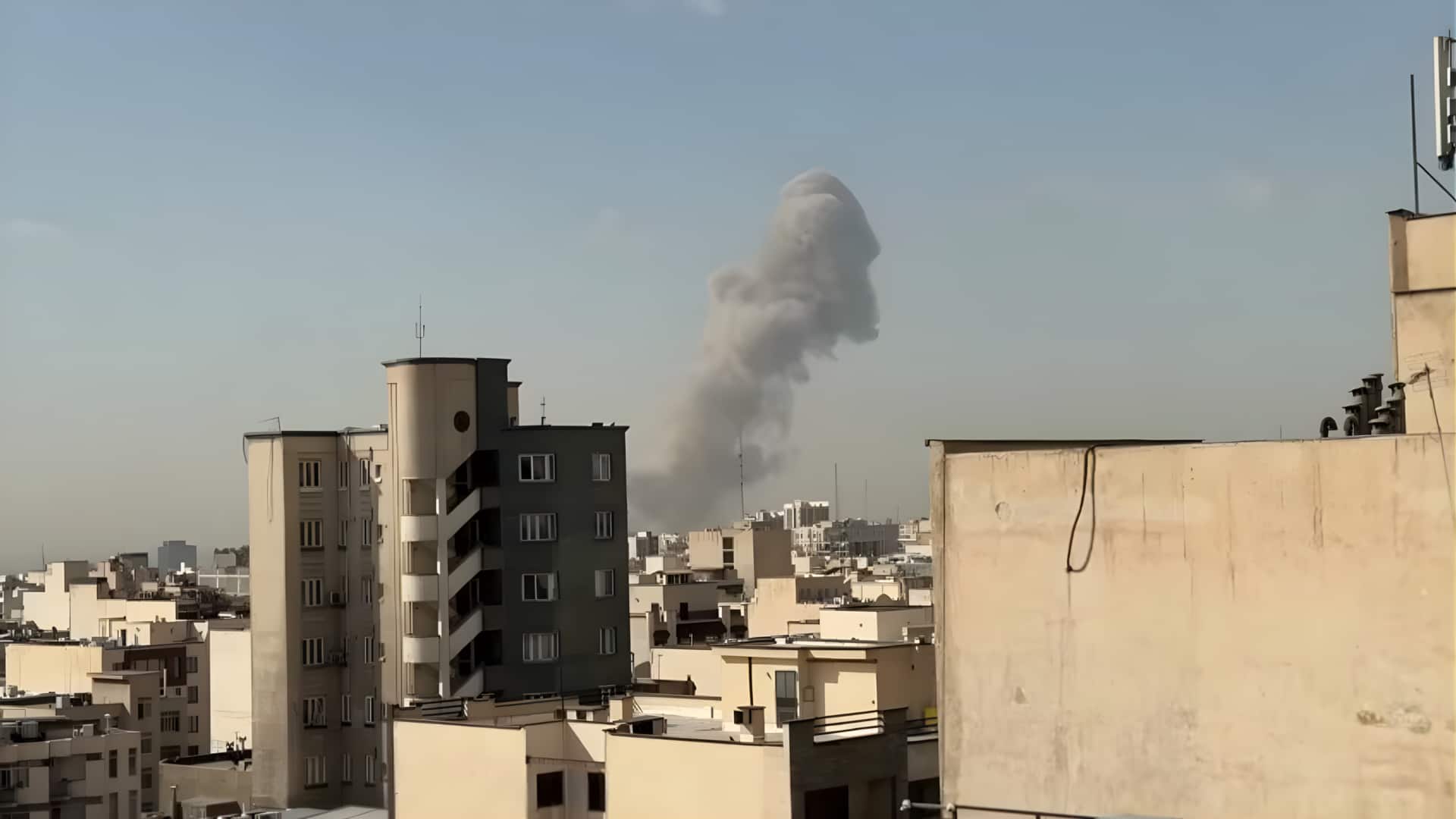 பஹ்ரைன், குவைத், யுஏஇவில் அமெரிக்க நிலைகளைத் தரைமட்டமாக்கும் ஈரான்; வளைகுடா நாடுகளில் போர் முழக்கம்