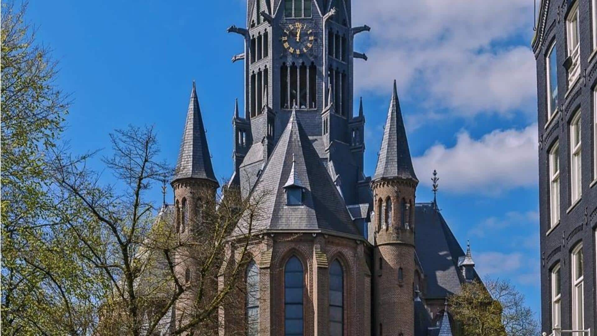 நெதர்லாந்தில் புத்தாண்டு கொண்டாட்டத்தின் போது வரலாற்றுச் சிறப்புமிக்க தேவாலயம் தீக்கிரை