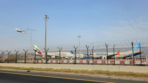 துபாய் விமான நிலையம் அருகே ட்ரோன் தாக்குதல்: விமான சேவைகள் பாதிப்பு