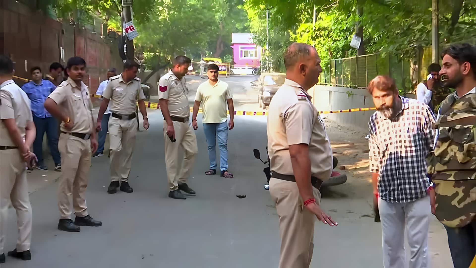 டெல்லி பூங்காவில் 'போலீஸ்' எனக்கூறி சிறுமி கூட்டுப் பாலியல் வன்கொடுமை செய்யப்பட்ட கொடூரம்: வெளியான திடுக்கிடும் தகவல்கள்
