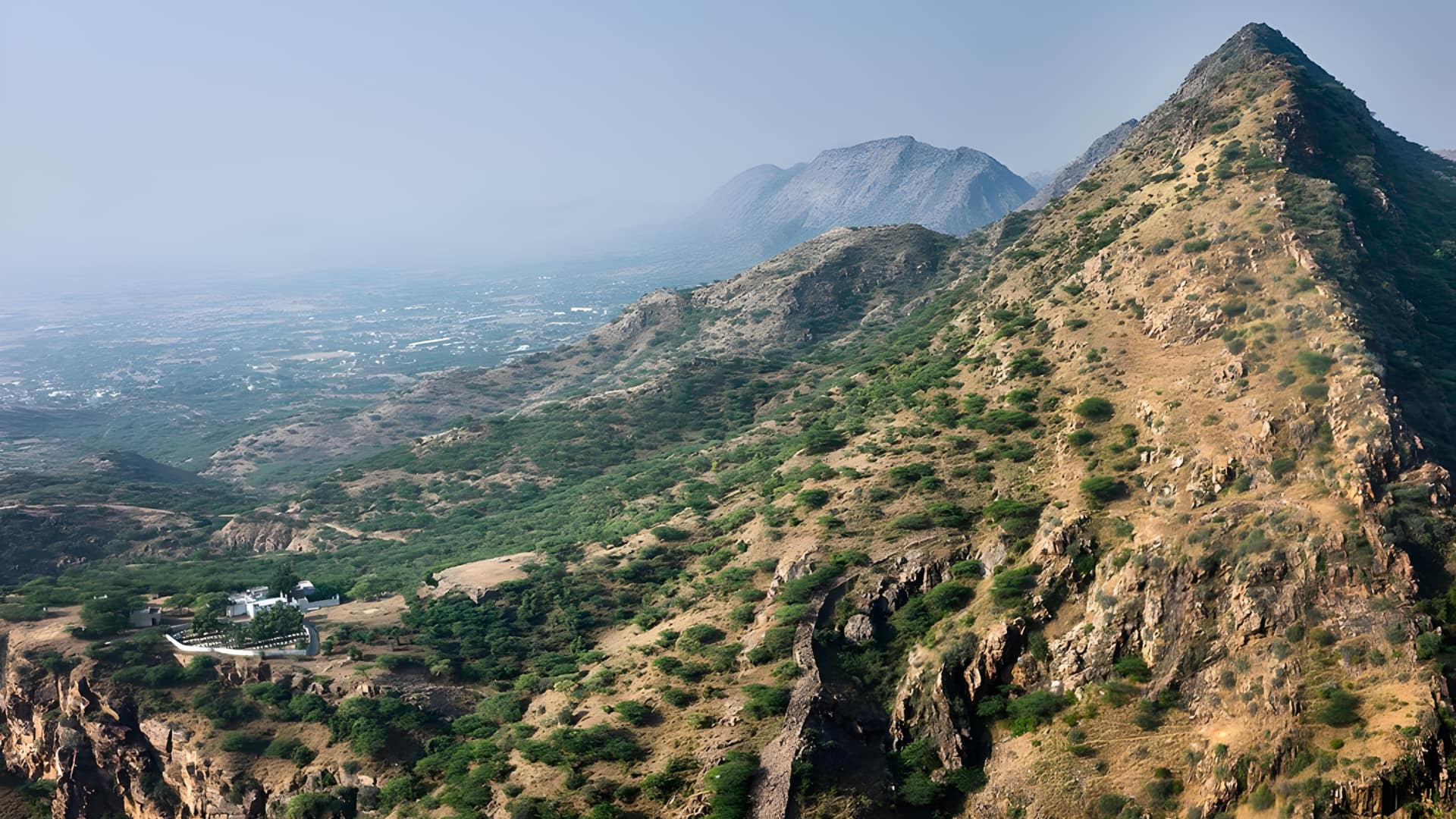 ஆரவல்லி மலைத்தொடர் வரையறை: மத்திய அரசின் உத்தரவுக்கு உச்ச நீதிமன்றம் இடைக்காலத் தடை