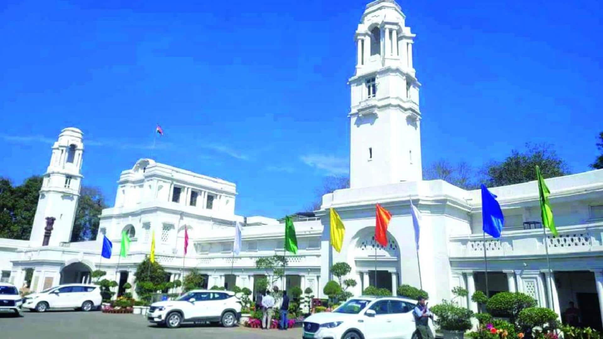 டெல்லியில் பரபரப்பு: சட்டமன்ற இரும்பு கேட்டை உடைத்துக்கொண்டு புகுந்த மர்ம கார்