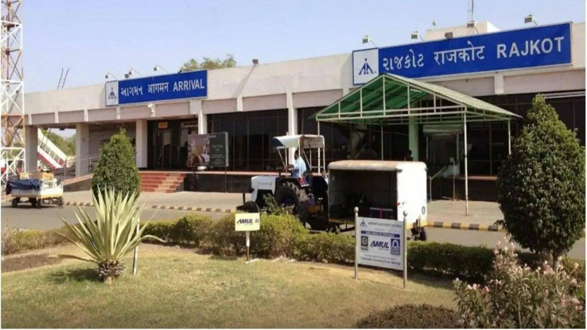 பலத்த மழைக்கு மத்தியில் ராஜ்கோட் விமான நிலைய முனையத்தில் உள்ள விதானம் இடிந்து விழுந்தது