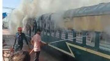குஜராத் மாநில போதட் ரயில் நிலையத்தில் புறநகர் ரயிலில் தீ விபத்து 