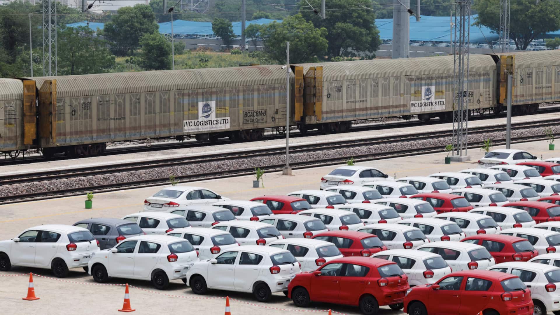 ஜிஎஸ்டி சீர்திருத்தத்தால் அமலுக்கு வரும் புதிய வரி அடுக்குகள்; இந்திய வாகனத் துறையில் குழப்பம் ஜிஎஸ்டி சீர்திருத்தத்தால் அமலுக்கு வரும் புதிய வரி அடுக்குகள்; இந்திய வாகனத் துறையில் குழப்பம்