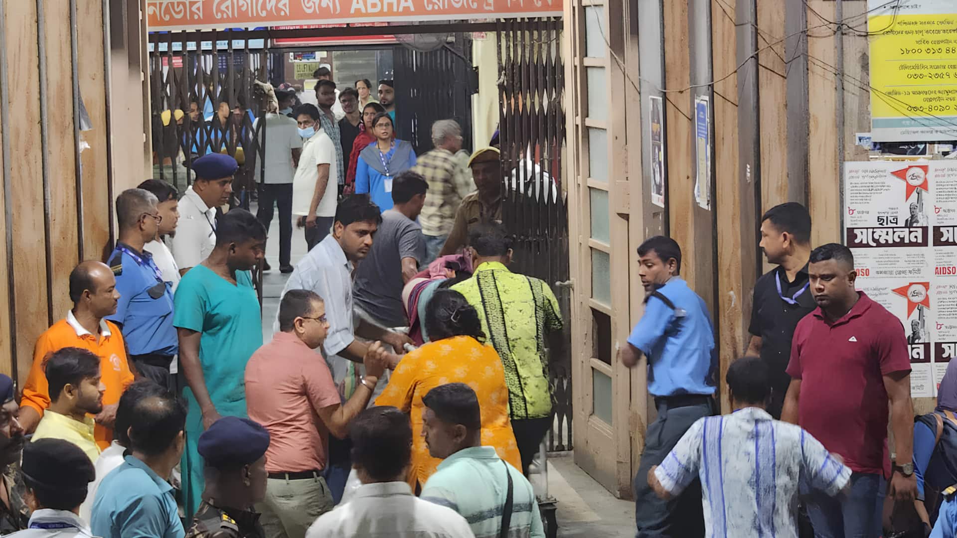 கொல்கத்தா துர்கா பூஜை பந்தலில் கூட்ட நெரிசலில் சிக்கி உயிரிழந்தவர்களின் எண்ணிக்கை 19 ஆக உயர்வு; விசாரணைக்கு உத்தரவு