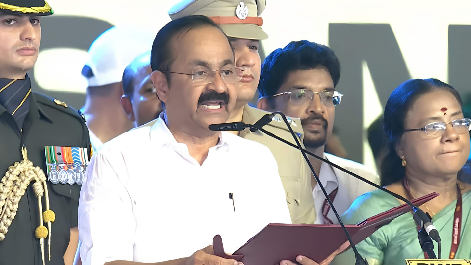 கேரளாவின் புதிய முதலமைச்சராக வி.டி.சதீசன் பதவியேற்பு; ராகுல் காந்தி மற்றும் பிரியங்கா காந்தி பங்கேற்பு