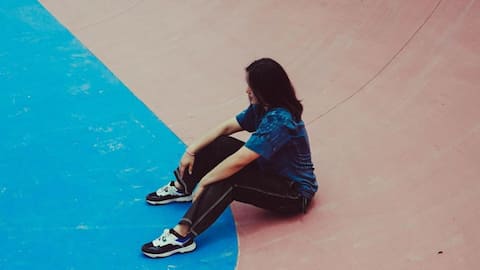 உங்கள் மகள் திடீரென அமைதியாகிவிட்டாரா? அது வெறும் 'மூட் ஸ்விங்' அல்ல; எச்சரிக்கையாக இருங்கள்!