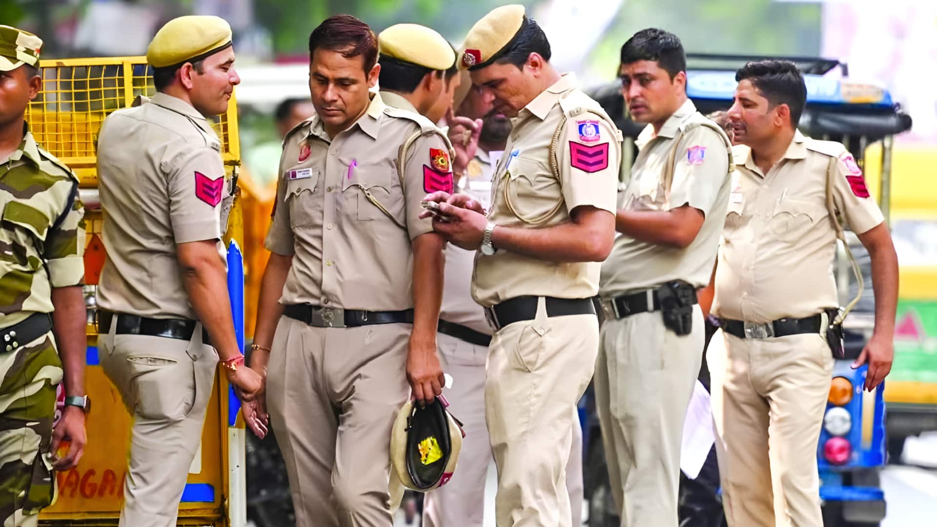 டெல்லியில் பிடிபட்ட பாகிஸ்தான் உளவு கும்பல்; ரகசிய கேமராக்கள் மூலம் நடந்த பயங்கரம்