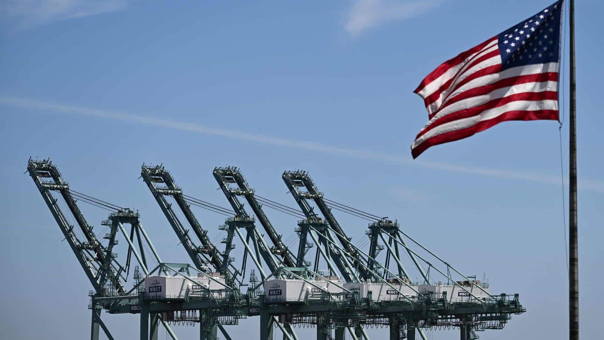 அமெரிக்காவில் புதிய 10% இறக்குமதி வரி அமல்: உச்ச நீதிமன்றத் தீர்ப்புக்குப் பின் ட்ரம்ப்பின் அடுத்தகட்ட அதிரடி