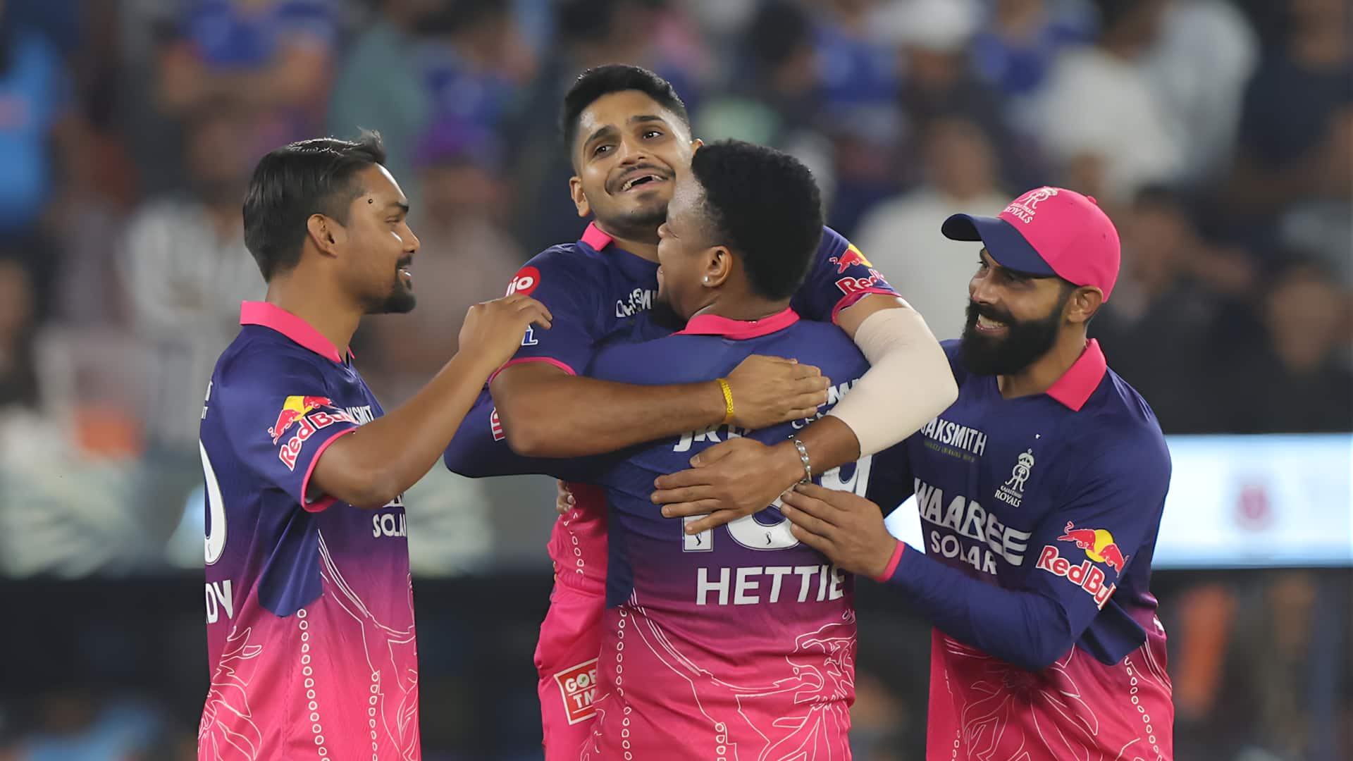 கடைசி பந்து வரை பரபரப்பு! 210 ரன்கள் குவித்தும் திணறிய ராஜஸ்தான்.. குஜராத் டைட்டன்ஸை 6 ரன்கள் வித்தியாசத்தில் வீழ்த்தி முதலிடம்