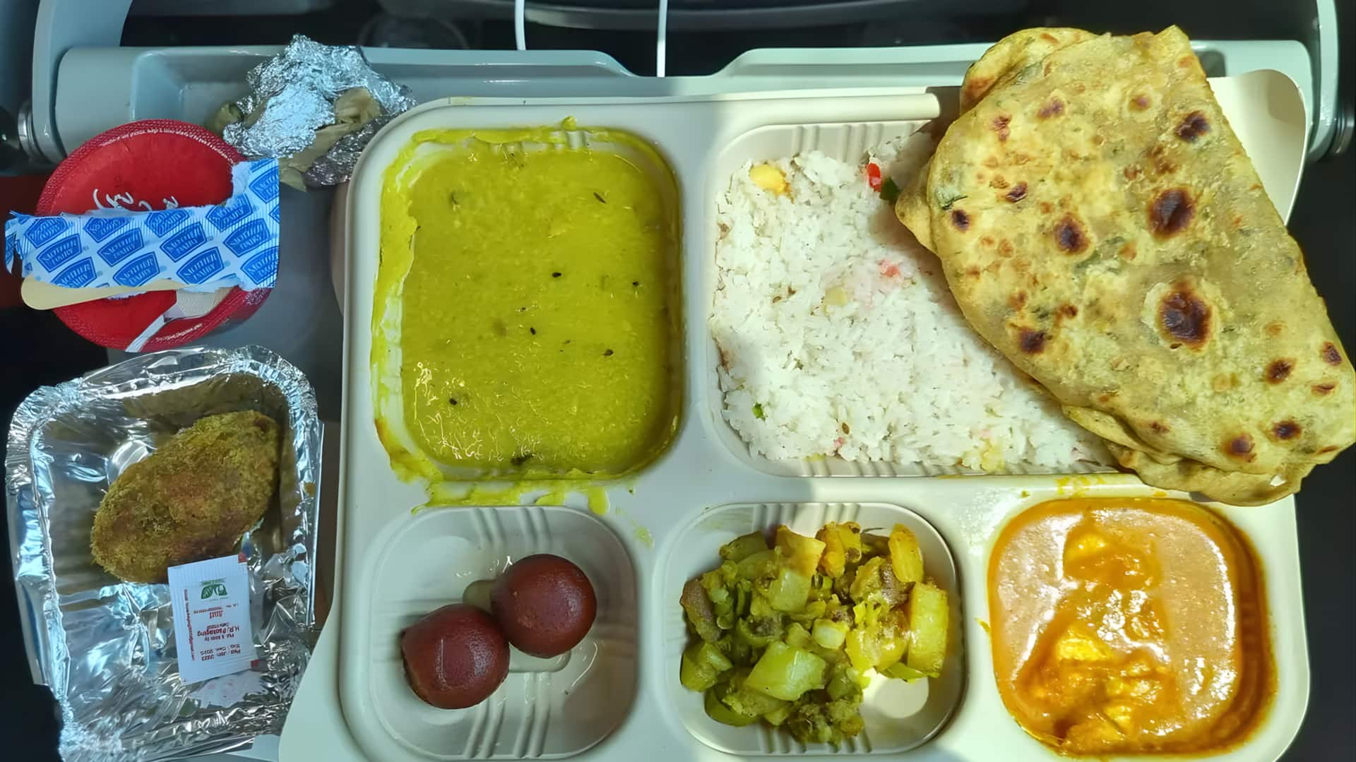 இனி ரயிலில் சாப்பாடு கிடைக்காதா? சிலிண்டர் தட்டுப்பாட்டால் ரயில்வே கேட்டரிங் முடங்கும் அபாயம்; பயணிகளுக்கு முக்கிய எச்சரிக்கை