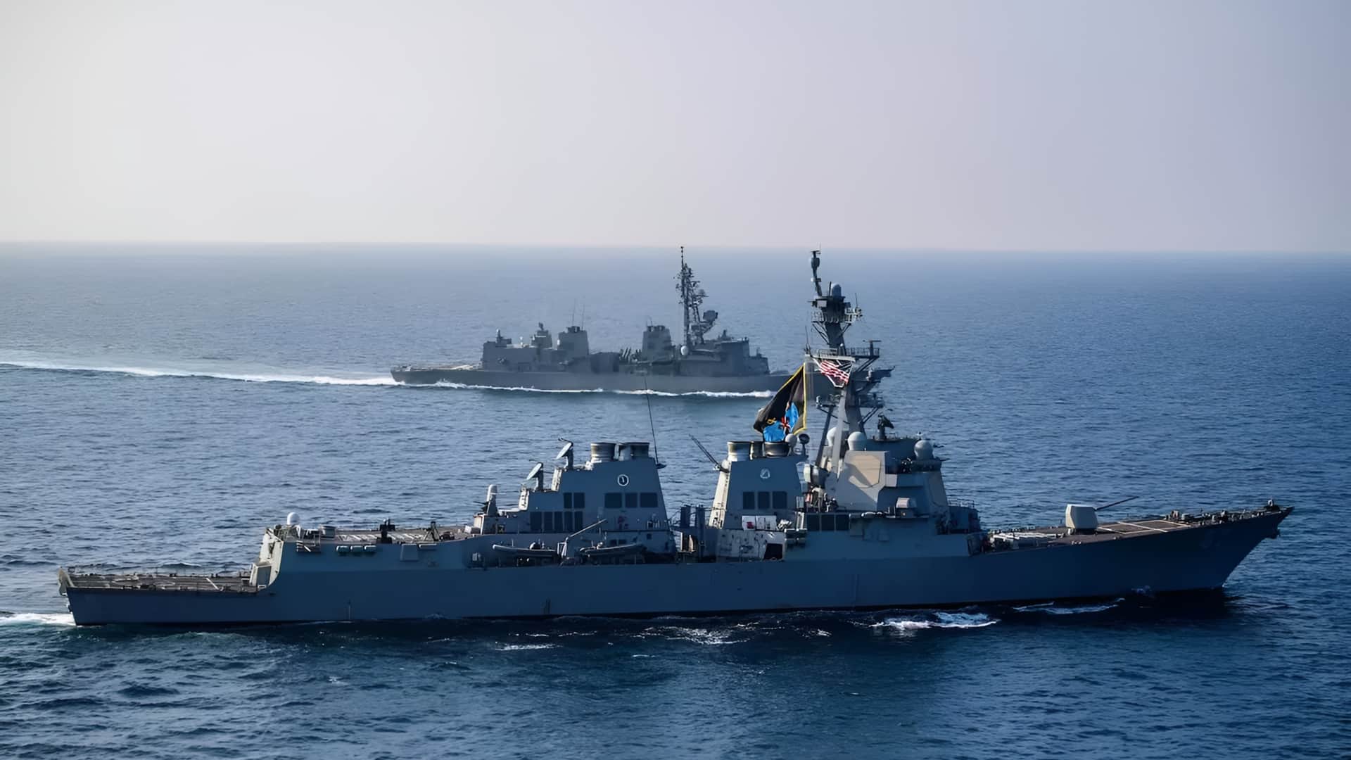 அமெரிக்கக் கப்பல்கள் மீது ஈரான் டிரோன் தாக்குதல்: கப்பல் சிறைபிடிப்புக்கு அதிரடி பதிலடி