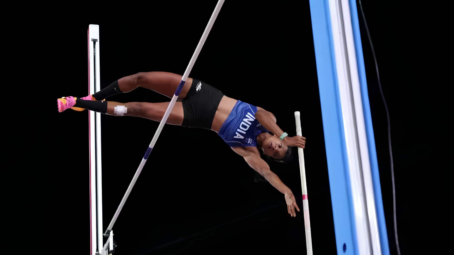 போல் வால்ட் போட்டியில் இந்தியாவின் முதல் பதக்கம்! 4.15மீ தாண்டி தமிழக வீராங்கனை பரனிகா இளங்கோவன் சாதனை
