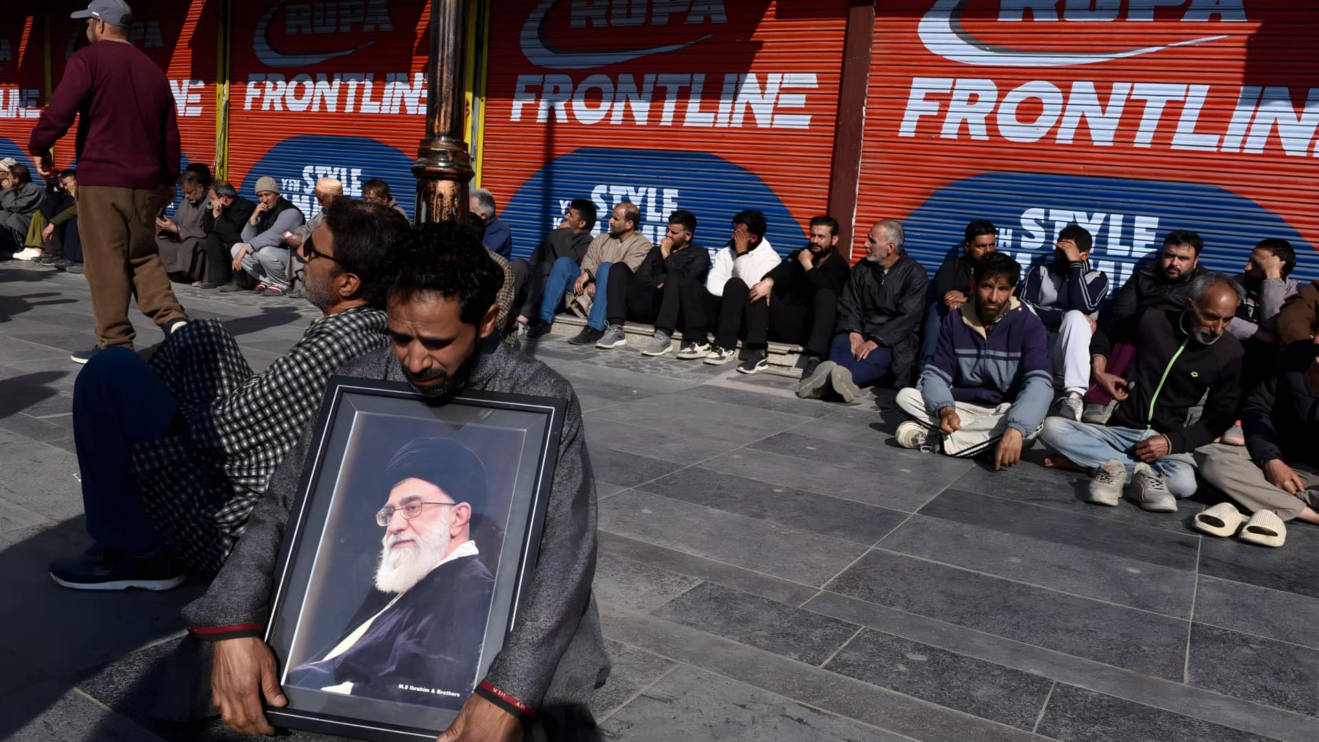 ஈரானியத் தலைவர் காமேனி கொலை: லக்னோ, ஐதராபாத் மற்றும் ஸ்ரீநகரில் ஷியா முஸ்லிம்கள் தீவிர போராட்டம்