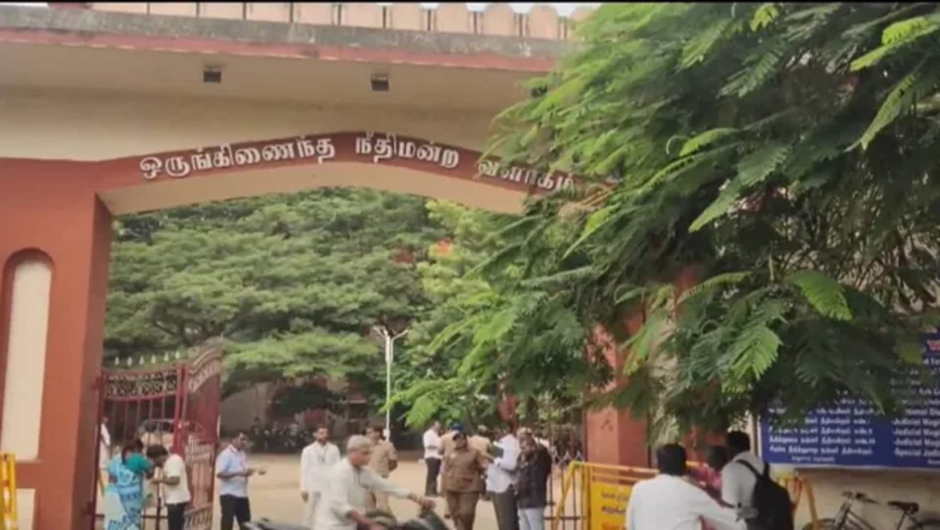 ஆம்பூர் கலவர வழக்கில் 22 பேர் குற்றவாளிகள்; 14 ஆண்டுகள் வரை சிறைத் தண்டனை விதித்து நீதிமன்றம் தீர்ப்பு ஆம்பூர் கலவர வழக்கில் 22 பேர் குற்றவாளிகள்; 14 ஆண்டுகள் வரை சிறைத் தண்டனை விதித்து நீதிமன்றம் தீர்ப்பு