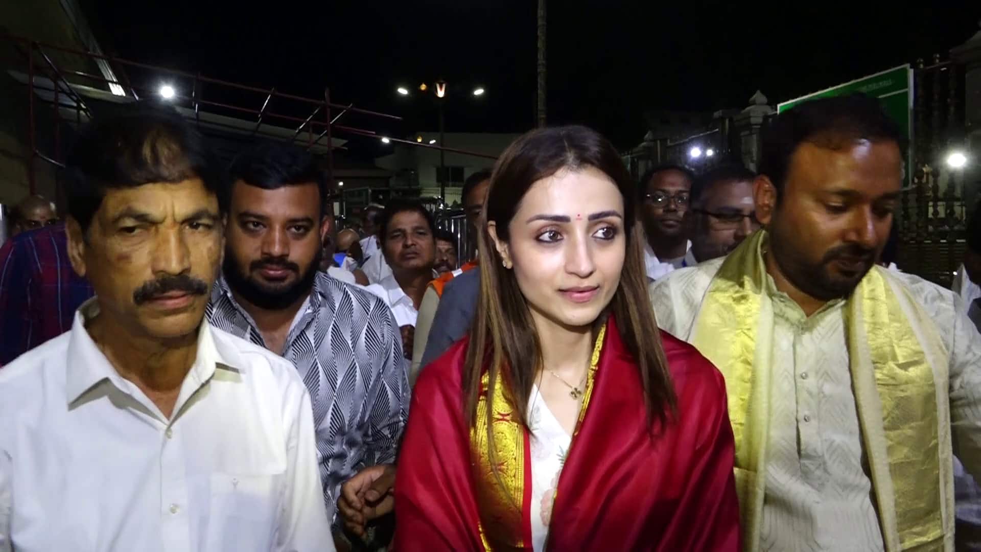 தேர்தல் வாக்கு எண்ணிக்கைகு முன்னதாக திருப்பதி ஏழுமலையான் கோவிலில் நடிகை திரிஷா வழிபாடு