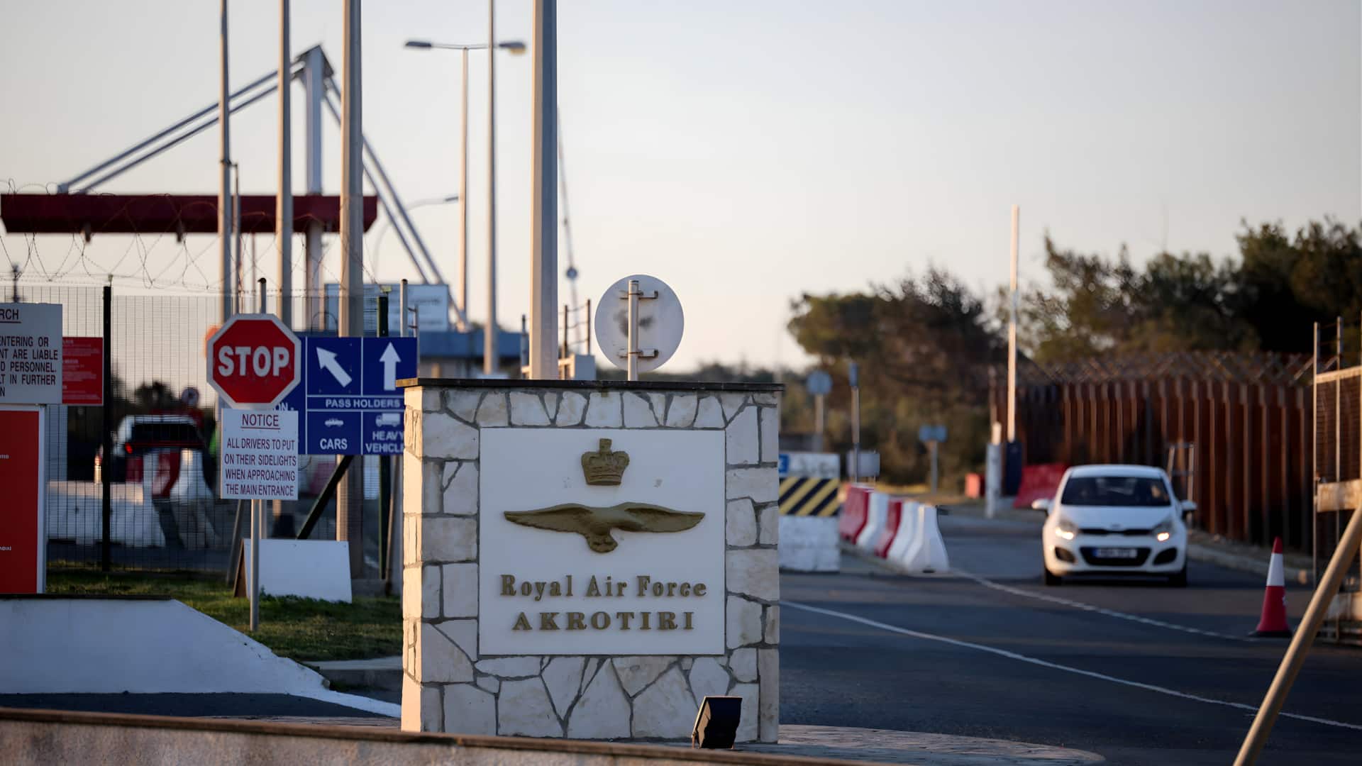 சைப்ரஸ் தளம் மீது தாக்குதல்; ஈரானுடன் தாங்கள் போரில் ஈடுபடவில்லை என பிரிட்டன் விளக்கம்