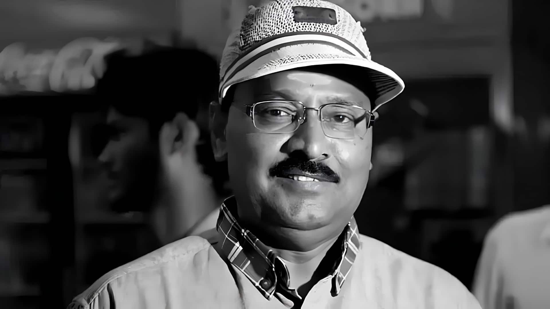 72 குண்டுகள் முழங்க அரசு மரியாதையுடன் இயக்குனர் பாக்யராஜ் உடல் தகனம் செய்யப்பட்டது