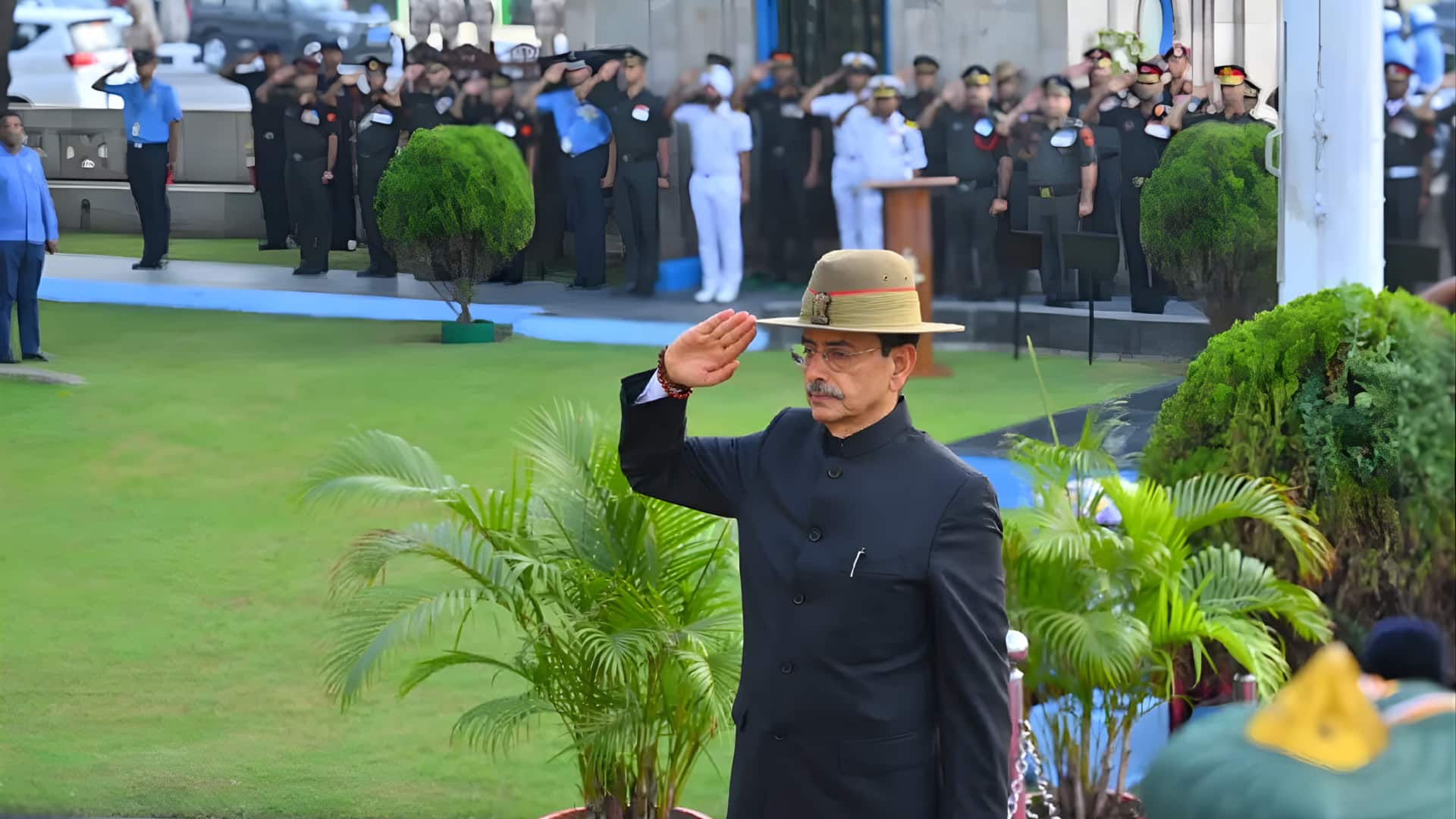 77வது குடியரசு தின விழா: ஆளுநர் ஆர்.என்.ரவி தேசியக் கொடி ஏற்றி வைத்தார்