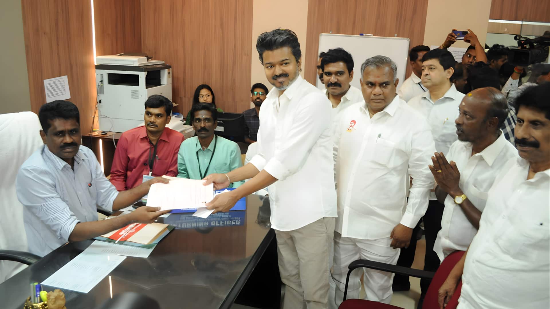 திருச்சி கிழக்குத் தொகுதியில் விஜய் வேட்புமனு தாக்கல்! மும்முனைப் போட்டியில் வெல்லப்போவது யார்?