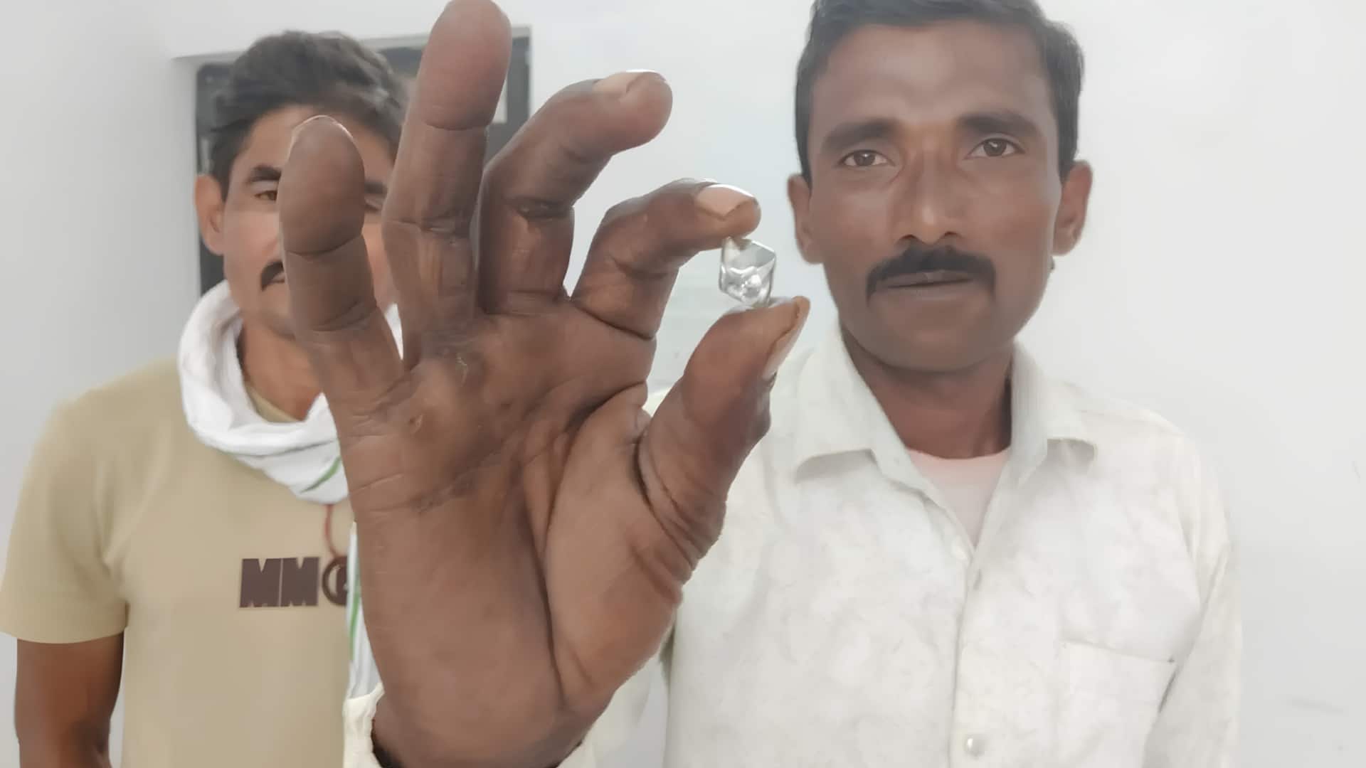 கைவிடப்பட்ட சுரங்கத்தில் ரூ.50 லட்சம் மதிப்புள்ள வைரத்தைக் கண்டெடுத்த 7 தொழிலாளர்கள்