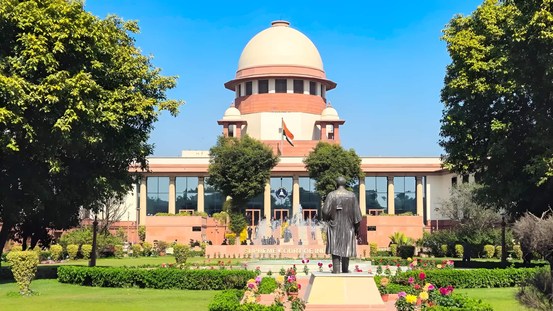 'மிஸ்டர்.ஜுடிஷியல் செர்வன்ட்': உச்ச நீதிமன்றத்திற்குள் நீதிபதிகளை தகாத வார்த்தைகளால் திட்டி, ஆவணங்களை வீசிய நபரால் பரபரப்பு
