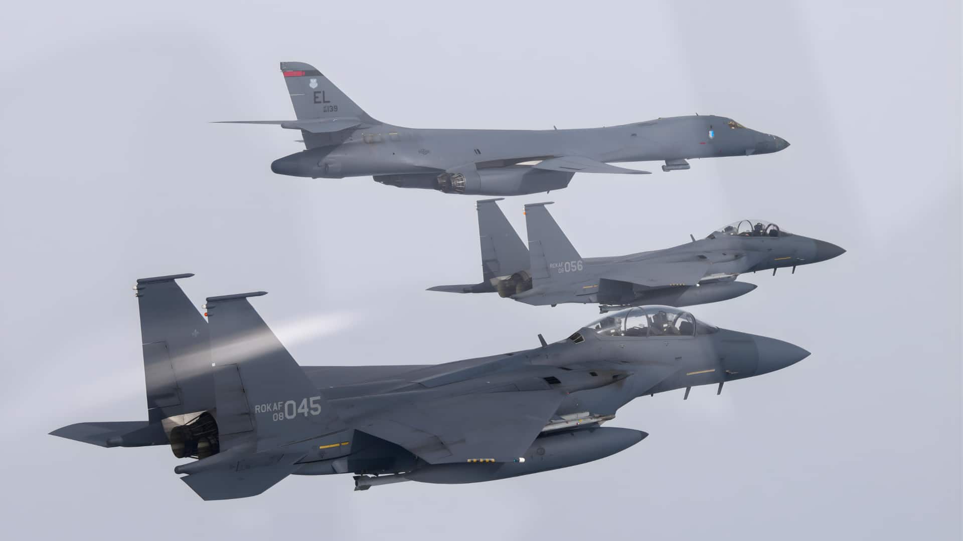 போர் விமானத்தில் செல்ஃபி மோகம்: நடுவானில் மோதிக்கொண்ட எஃப்-15கே விமானங்கள்; விமானிக்கு அபராதம்