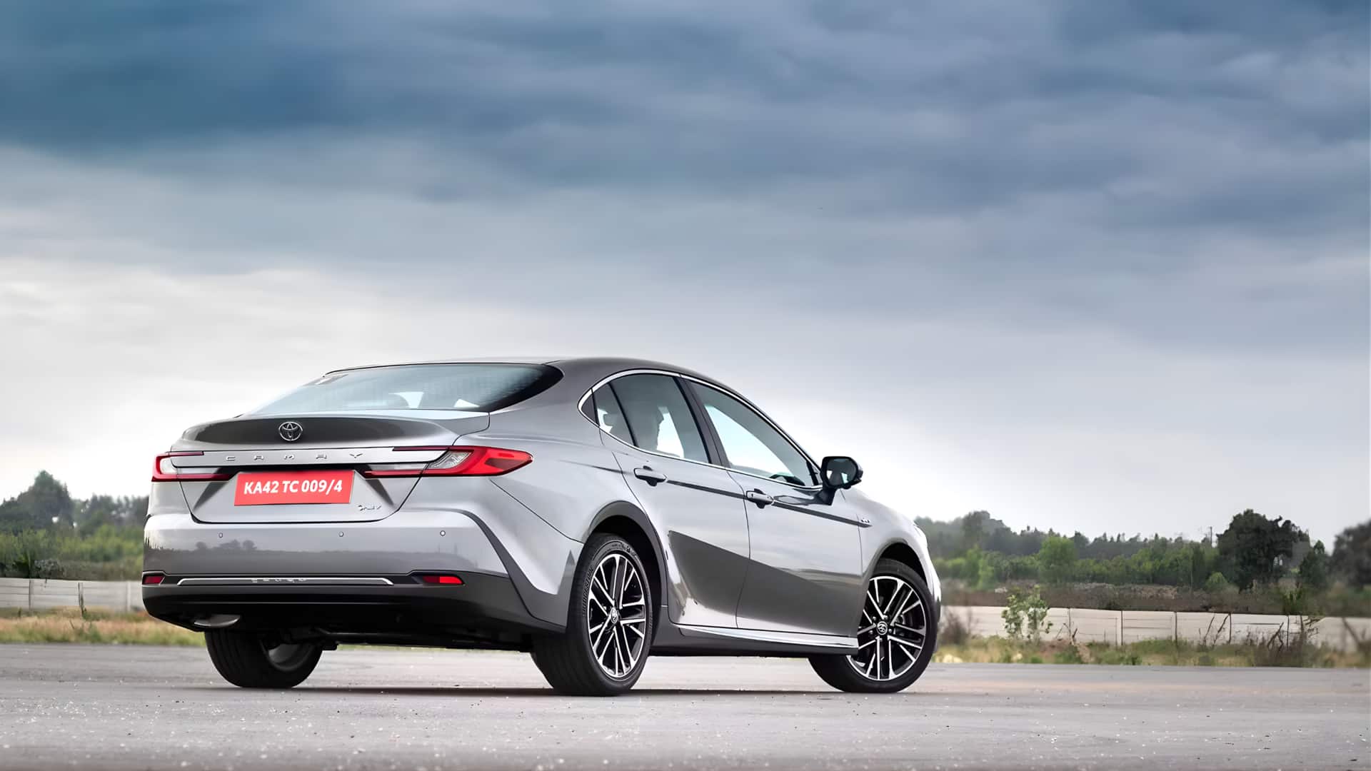 டொயோட்டா காம்ரி ஸ்பிரிண்ட் எடிஷன் அறிமுகம்: அதிக மைலேஜ் மற்றும் ஸ்போர்ட்டி லுக்; விலை மற்றும் சிறப்பம்சங்கள்