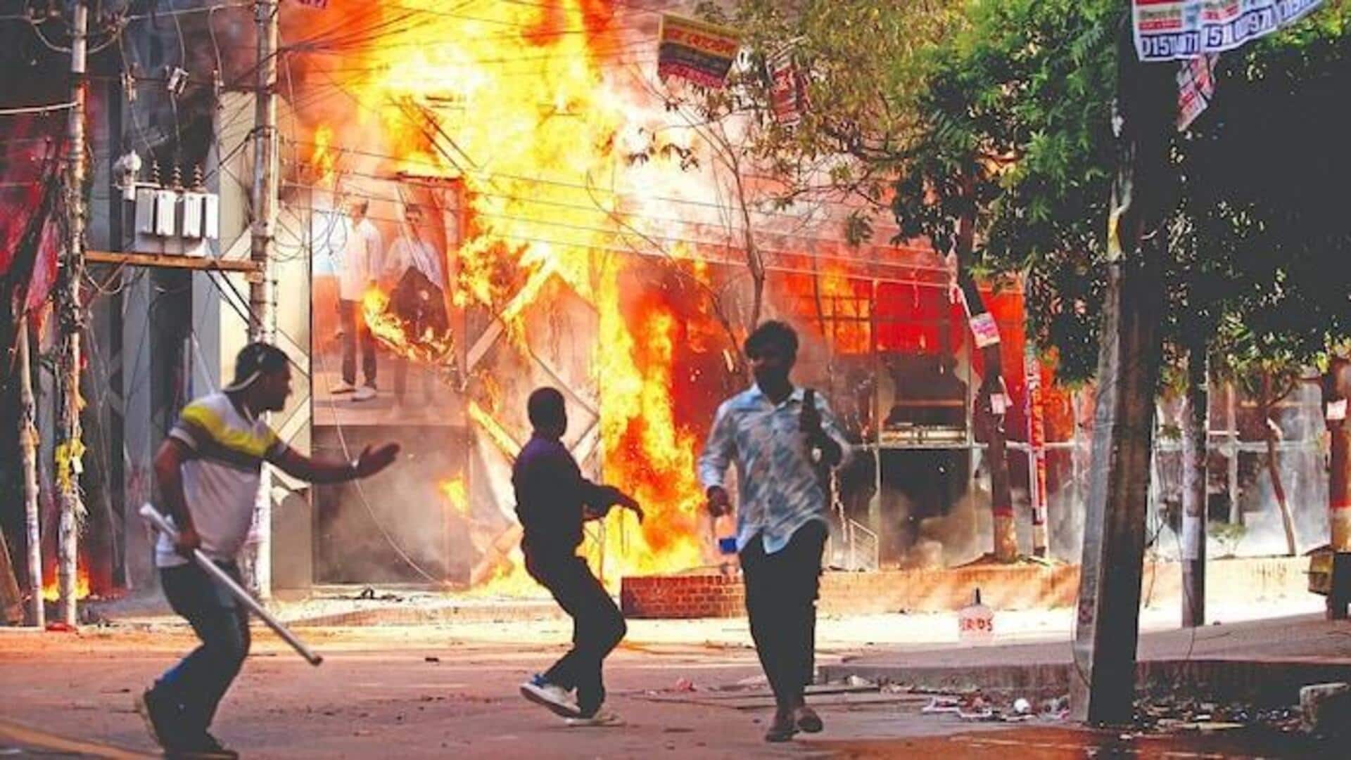 தொடர் குண்டுவெடிப்புகள் மற்றும் தீ வைப்புத் தாக்குதல்கலால் உச்சகட்ட பதற்றத்தில் பங்களாதேஷ்