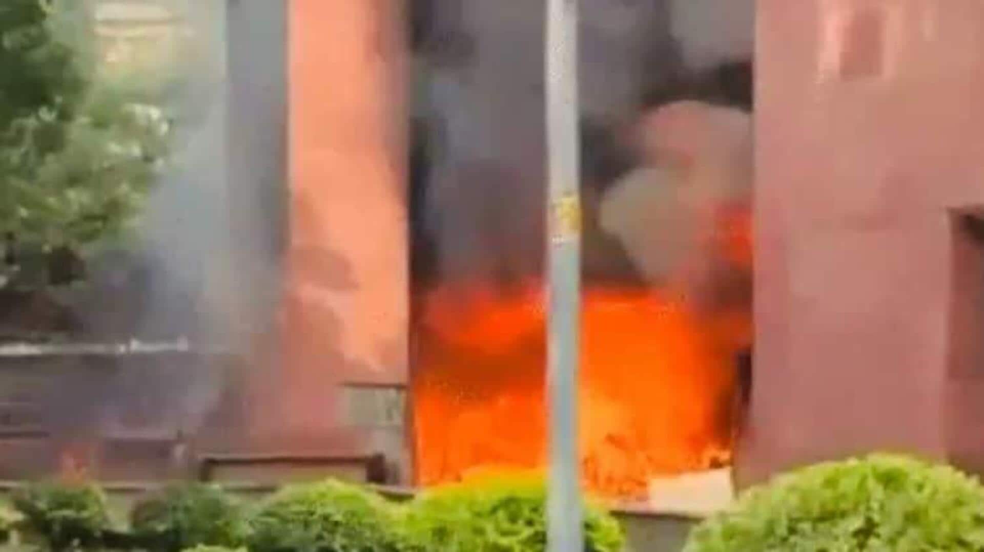 டெல்லியில் எம்பிக்களுக்கான அடுக்குமாடிக் குடியிருப்பில் பயங்கரத் தீ விபத்து; மீட்பு நடவடிக்கைகள் தீவிரம் டெல்லியில் எம்பிக்களுக்கான அடுக்குமாடிக் குடியிருப்பில் பயங்கரத் தீ விபத்து; மீட்பு நடவடிக்கைகள் தீவிரம்