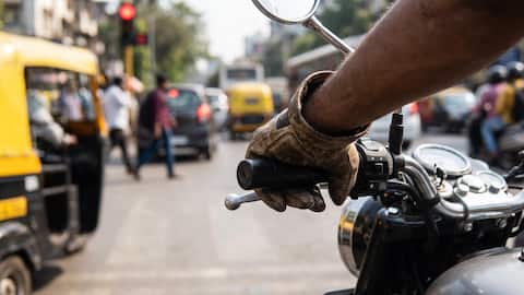 சிக்னலில் இன்ஜினை அணைக்காமலும், அடிக்கடி கிளட்ச் பிடிப்பதாலும் பைக் மைலேஜ் பாதியாகக் குறையுமா? பலரும் அறியாத ஷாக்கிங் உண்மை