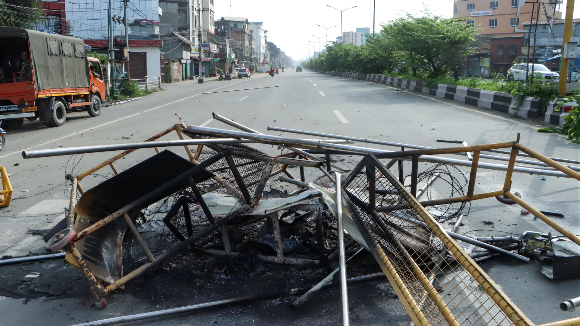 பதவியேற்பு விழாவால் பற்றி எரியும் மணிப்பூர்; துணை முதலமைச்சர் நியமனத்திற்கு எதிராகக் கடும் வன்முறை