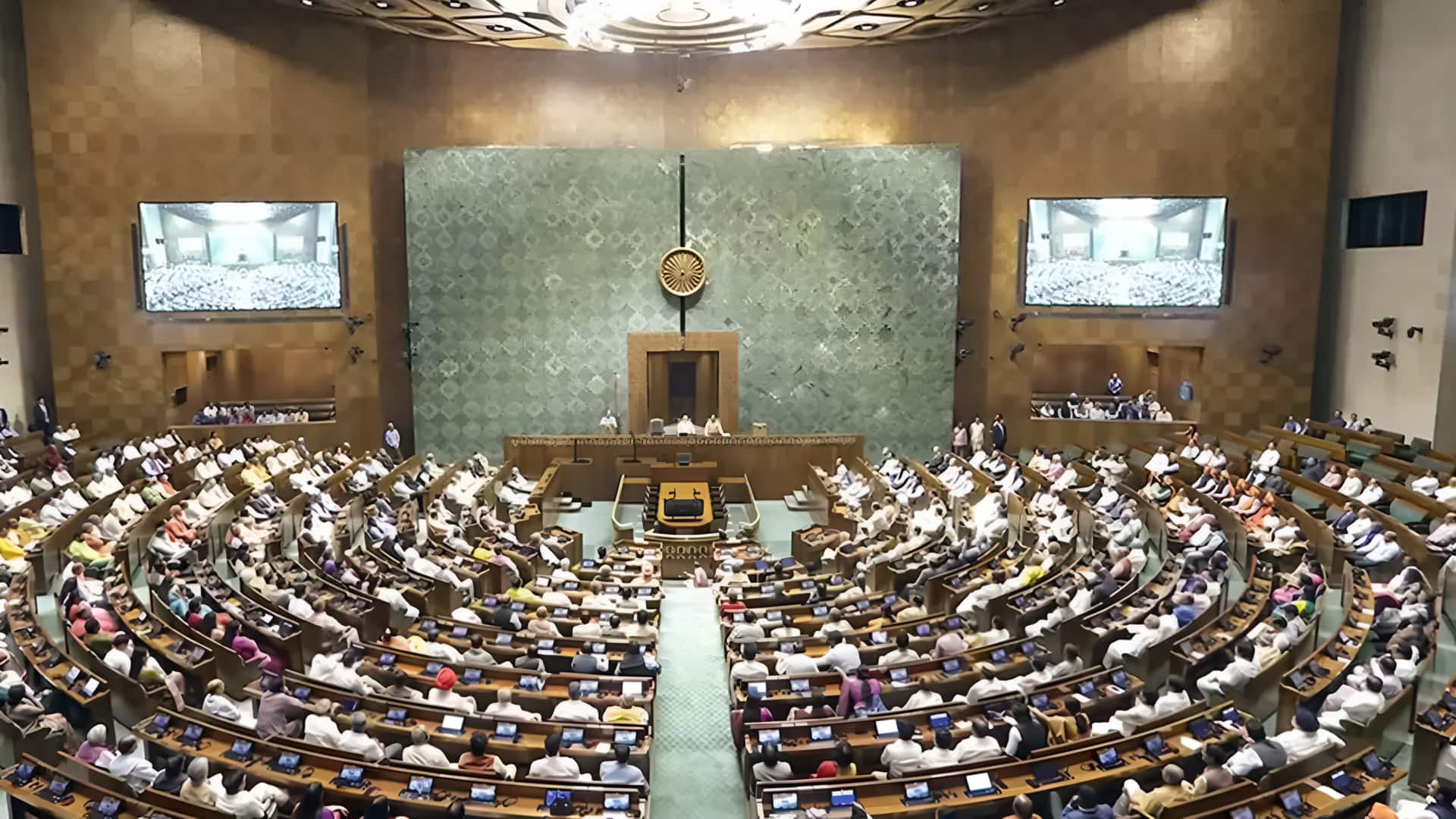 அமலுக்கு வந்தது மகளிர் இடஒதுக்கீடு சட்டம்; ஆனால் 2029-ல் தான் சீட் கிடைக்குமா?