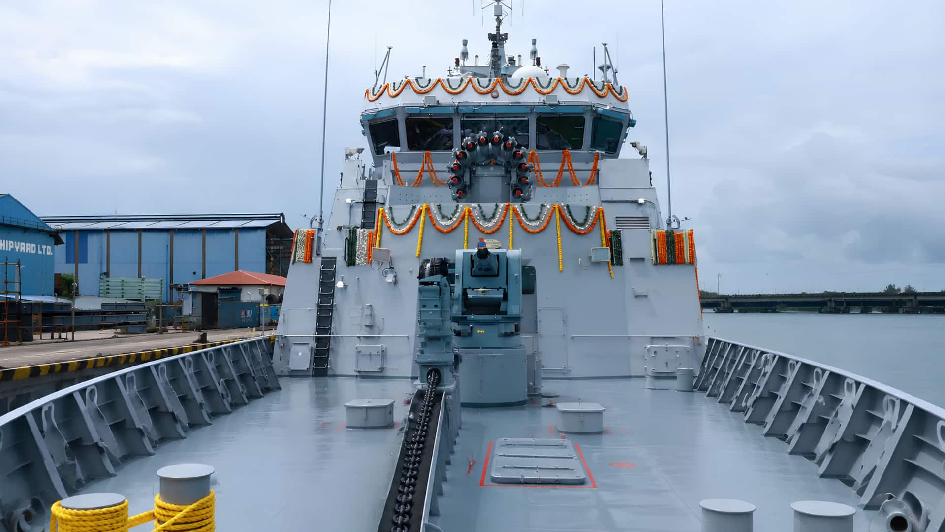 உள்நாட்டிலேயே தயாரிக்கப்பட்ட ஐஎன்எஸ் மாங்க்ரோல் போர்க்கப்பல் இந்திய கடற்படையில் இணைப்பு