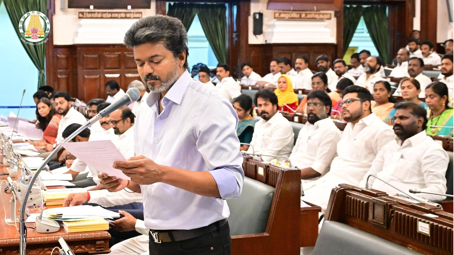 'திங்கள் கிழமை பதில் சொல்றேன், யாரும் ஓடிடக் கூடாது': உதயநிதி விமர்சனத்திற்கு சிரித்துக்கொண்டே பதிலளித்த முதல்வர் விஜய்