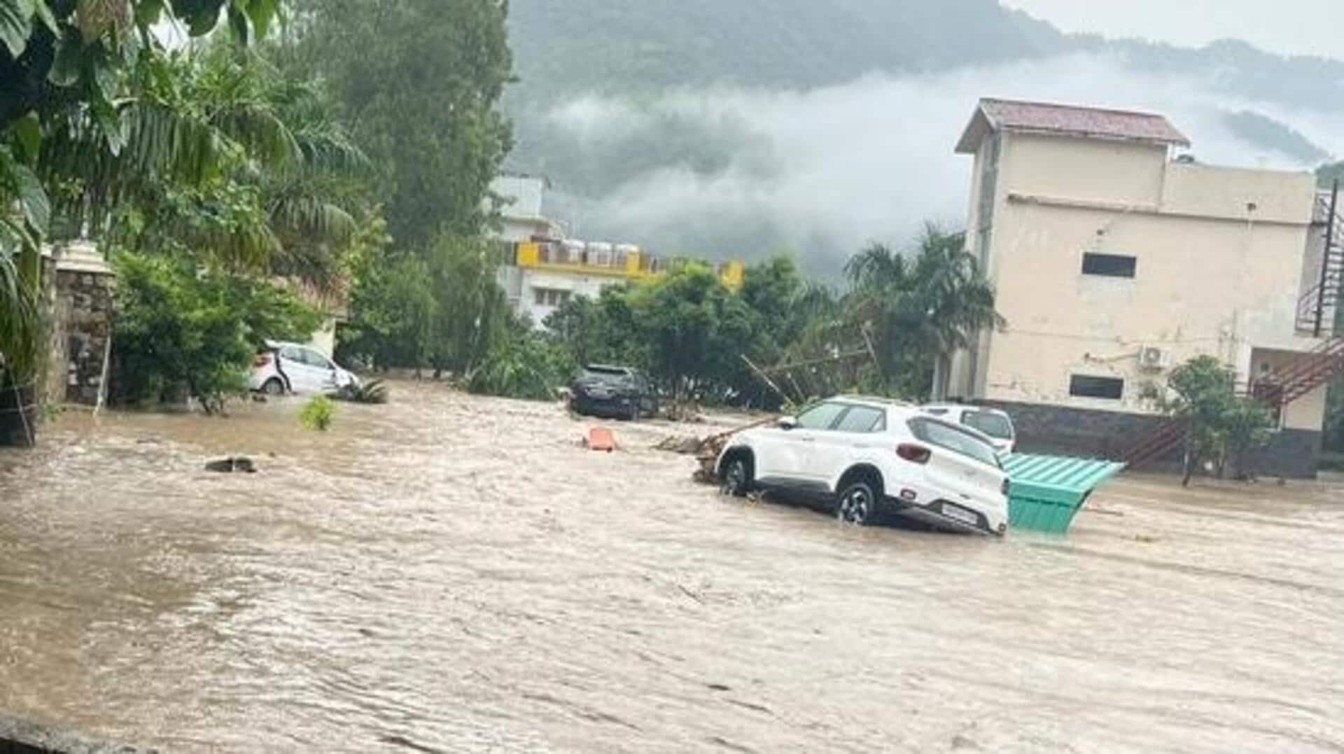 டேராடூனில் மேக வெடிப்பு; இருவர் மாயம், ஐடி பூங்கா நீரில் மூழ்கியது