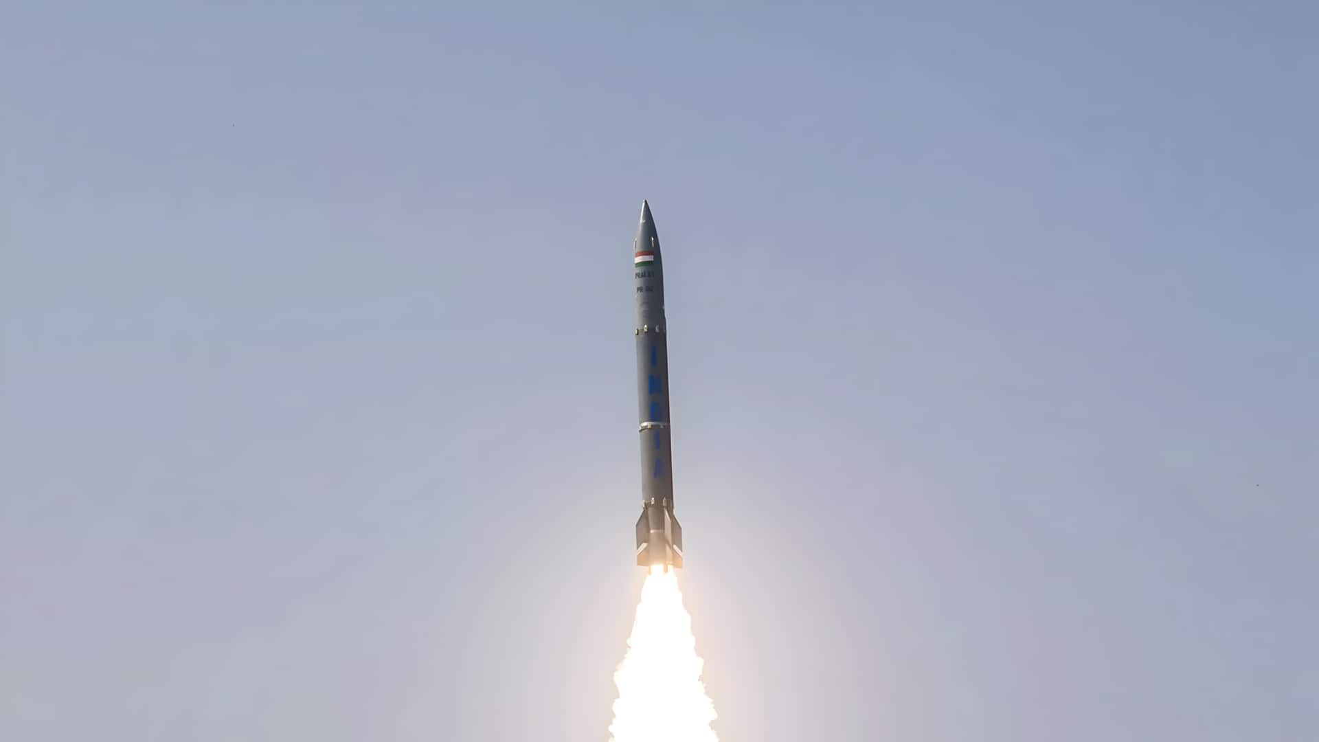 இந்தியா பாதுகாப்பு துறையில் புதிய மைல்கல்: ஒரே ஏவுதளத்திலிருந்து 2 ஏவுகணைகள் சோதனை