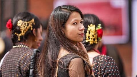 சிகை அலங்காரம் 101: தலைமுடியை எப்படி வகிர்ந்தால் அழகு?