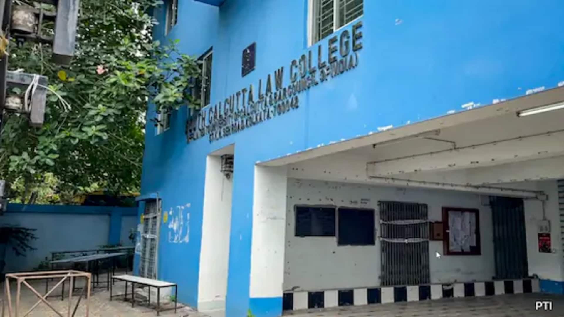 கொல்கத்தா சட்டக் கல்லூரி கூட்டு பாலியல் வன்கொடுமை வழக்கில் நான்காவதாக செக்யூரிட்டி கைது கொல்கத்தா சட்டக் கல்லூரி கூட்டு பாலியல் வன்கொடுமை வழக்கில் நான்காவதாக செக்யூரிட்டி கைது