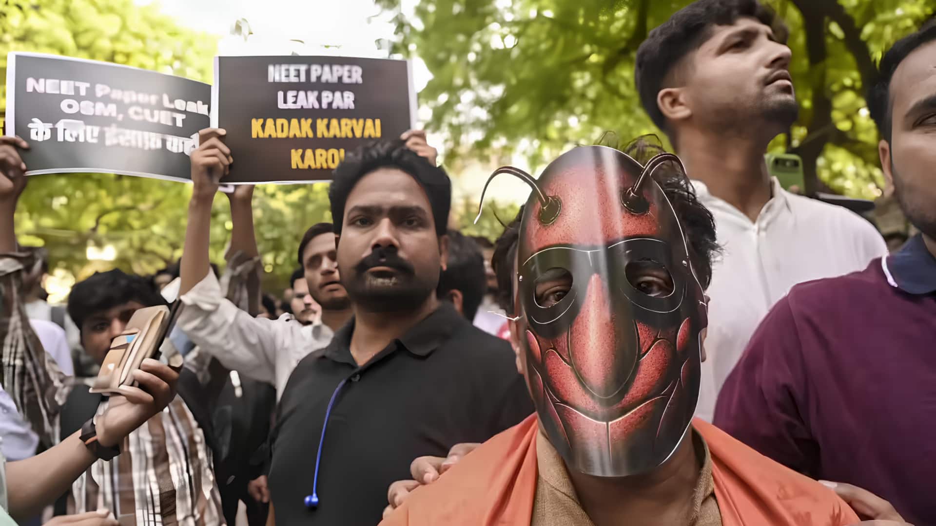 டெல்லி ஜந்தர் மந்தரில் காக்ரோச் ஜனதா கட்சி போராட்டம்! கல்வி அமைச்சர் ராஜினாமாவை வலியுறுத்தி முழக்கம்