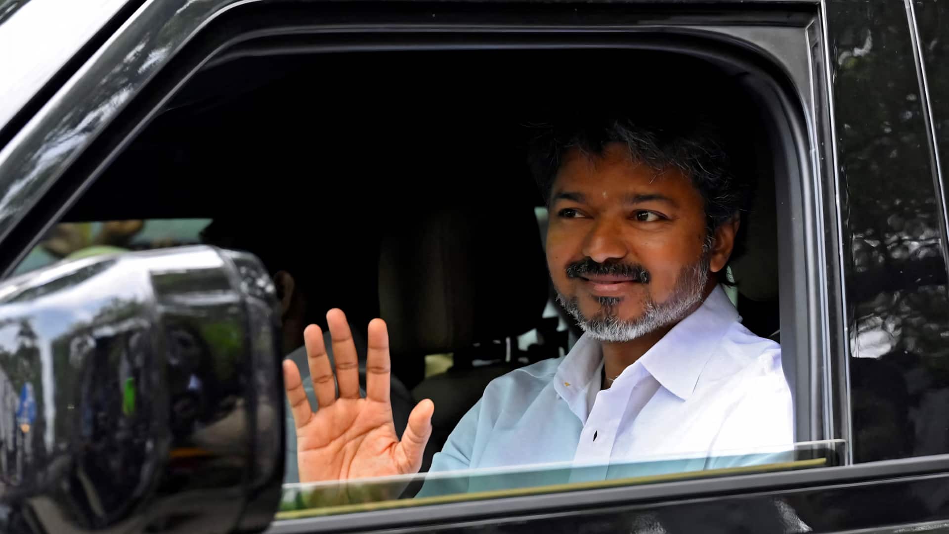 பெரும்பான்மையை நிரூபிக்க ஆளுநர் உத்தரவு; நீதிமன்றம் செல்ல தவெக விஜய் திட்டம்