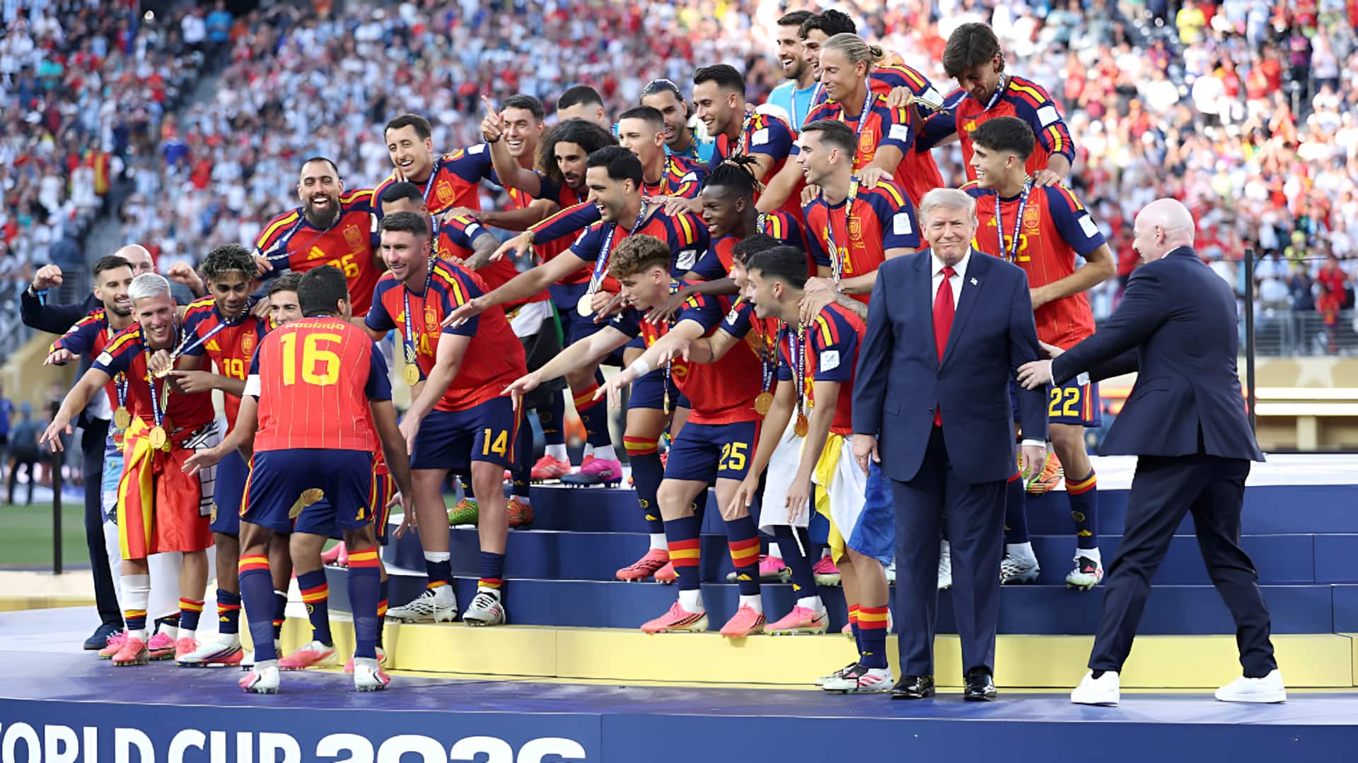 FIFA உலகக் கோப்பை நிகழ்வின்போது டிரம்ப்பினால் சர்ச்சை; வெற்றி மேடையை விட்டு வெளியேற மறுத்து அட்டூழியம்