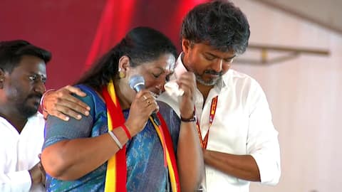 தாராபுரம் இடைத்தேர்தல் பரப்புரை: மேடையில் கண்கலங்கிய தவெக வேட்பாளர் சத்யபாமா, ஆறுதல் கூறிய முதலமைச்சர் விஜய்