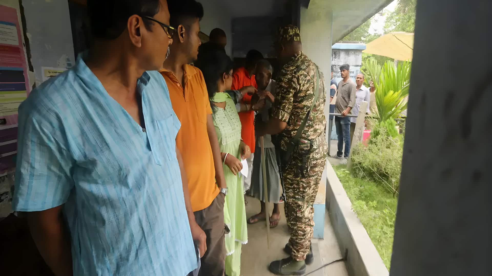 மேற்கு வங்கத் தேர்தல் 2026: முர்சிதாபாத்தில் வெடிகுண்டு வீச்சு; பலர் படுகாயம்